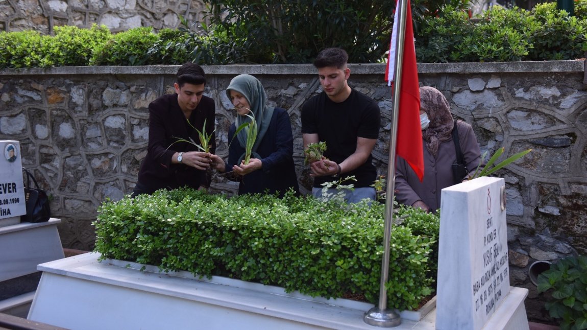 Okulumuz öğrencileri şehit yakınları ile birlikte Pınarbaşı Garnizon Şehitliği'ni ziyaret etti.